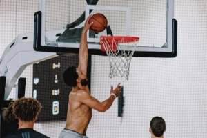 休赛期保留节目~本·西蒙斯参加澳大利亚训练营 社媒晒出训练照